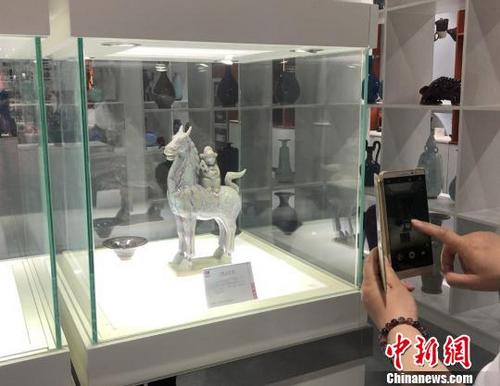 中国侨网6月底，甘肃白银市平川区展出近百件“古今”陶瓷作品。　徐雪　摄