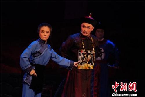中国侨网图为甬剧《半把剪刀》 宁波甬剧团供图 摄