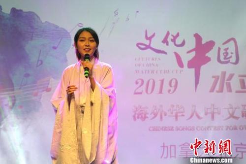 中国侨网图为优胜选手、获青少年组第一名的刘阅徉在比赛中演唱。　余瑞冬　摄