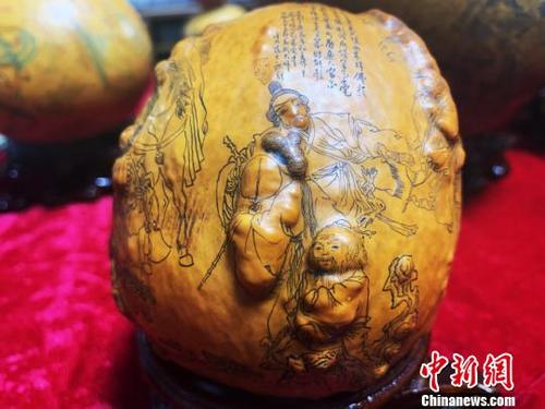 中国侨网图为陈红疙瘩葫芦作品之一。高康迪摄