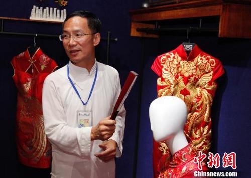 中国侨网工作人员介绍旗袍文化。　钟欣　摄