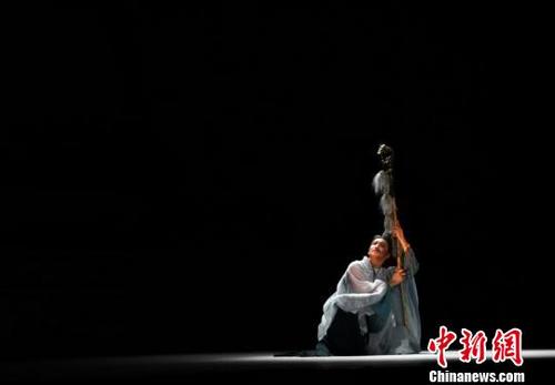中国侨网7月28日晚，继中国经典舞剧《丝路花雨》之后，被誉为其“姐妹篇”的民族舞剧《彩虹之路》在兰州首演。　丁思　摄