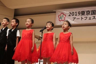 中国侨网团体歌曲朗诵演出者李伊濛(最右)等。(图片来源:日本侨报社)