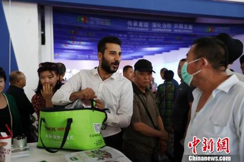 中国侨网网红洋主播王立轩为市民介绍产品 于晶 摄