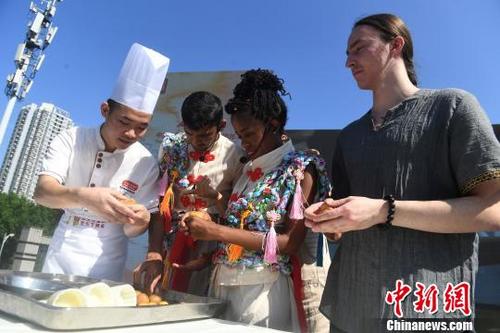中国侨网图为外籍友人正在学习制作月饼。　陈超　摄