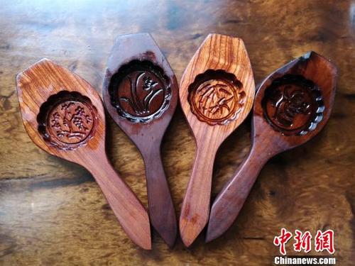 中国侨网刻有“梅兰竹菊”图案的月饼模。 杨勇 摄