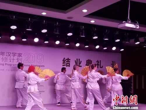 中国侨网青年汉学家表演功夫扇《无极》。 童笑雨 摄
