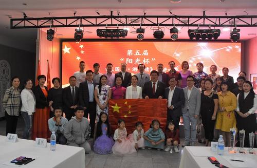 中国侨网第五届“阳光杯”演讲比赛主办方、参赛选手与嘉宾合影。(西班牙欧华网/青峰 摄)