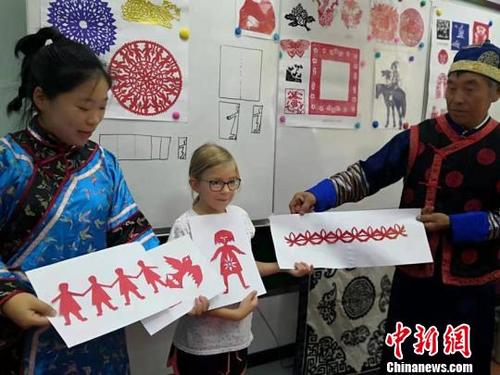 中国侨网Johanna展示她的剪纸作品　柴家权　摄