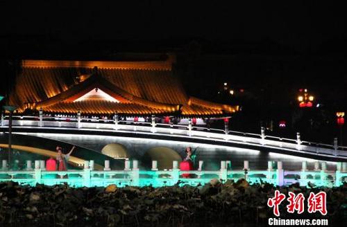 中国侨网图为大型水舞光影秀《大唐追梦》在西安大唐芙蓉园首演。　张一辰　摄