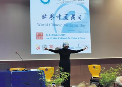 中国侨网 图为旅法著名中医专家、巴黎时空针灸研究院院长朱勉生为现场听众展示导引术。(图片来源:法国《欧洲时报》 靖树/摄)