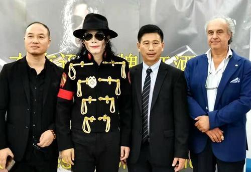 中国侨网意大利塔奥兰斯市长波诺、王·杰克逊和中国代理商合影。(图片来源:欧联通讯社 博源/摄)