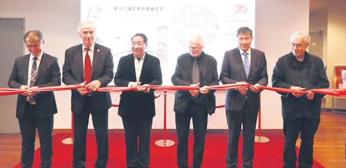 中国侨网嘉宾为“新中国曲艺70年成就展”揭幕剪彩。(法国《欧洲时报》/欧文 摄)