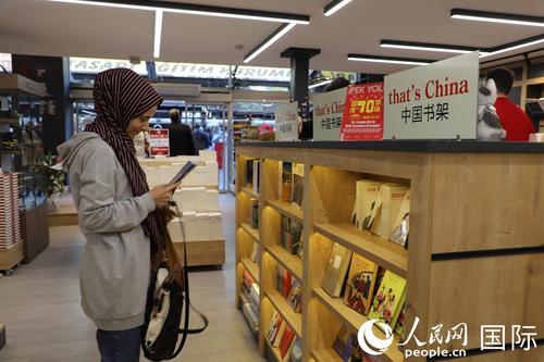 中国侨网安卡拉当地读者在新设立的“中国书架”中挑选图书。王传宝摄