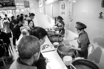 中国侨网高群生胡辣汤开业首日,直到上午11点,依然有不少人排队河南商报见习记者左冬辰/摄