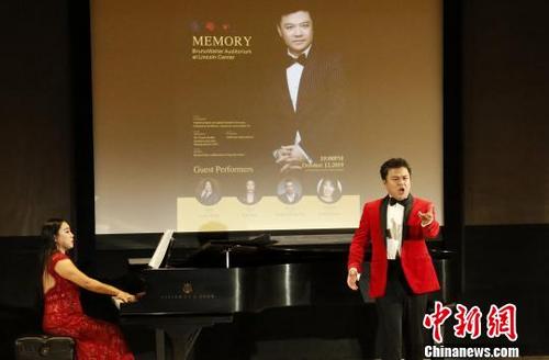 中国侨网男高音苏大为与钢琴家陈钰。主办方供图