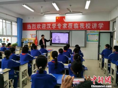 中国侨网图为汉学家与学生们交流汉字学习。　杨大勇　摄