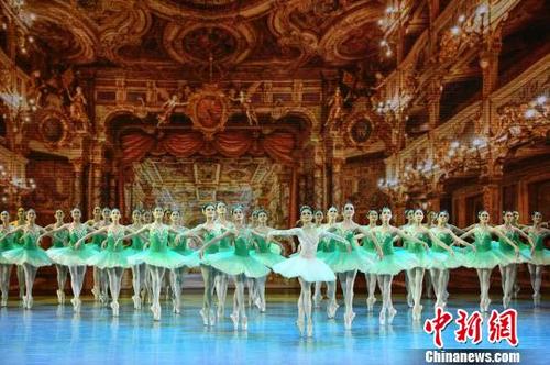 中国侨网图为中央芭蕾舞团首席主演张剑领舞《致敬经典》。　骆云飞　摄