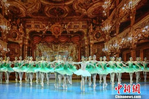 中国侨网图为中央芭蕾舞团首席主演张剑领舞《致敬经典》。 骆云飞 摄