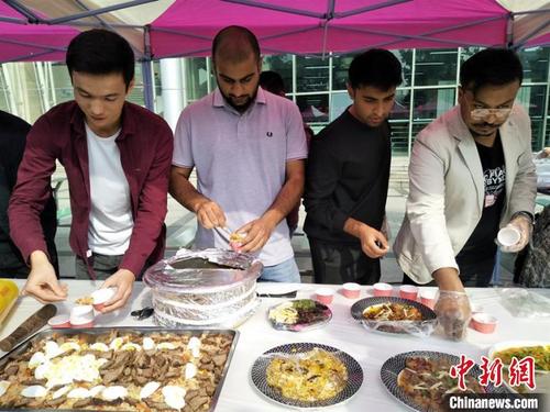 中国侨网常州大学的留学生摆摊“秀”家乡美食　庄媛　摄