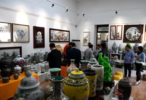 中国侨网瓷器展现场。(来源:欧联网)