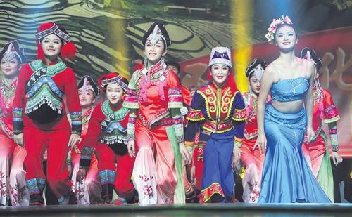 中国侨网舞蹈《节日山寨》。（法国《欧洲时报》/黄冠杰 摄）