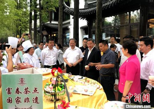 中国侨网图为技艺精湛的富春茶点,被誉为“天下一品”。 崔佳明 摄