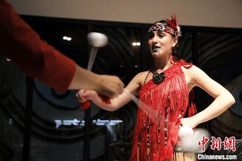 中国侨网演员在展示新西兰原住民文化。　汤彦俊　摄