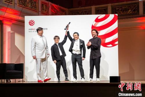 中国侨网11月1日，文和友创始人文宾(左三）和联合创始人翁东华（左二）登台领奖。供图