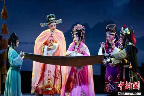 中国侨网11月7日晚，作为第十六届中国戏剧节展演剧目、由福州马尾海峡闽剧团创排的闽剧《龙台驸马》在福州上演。　王晓霞　摄