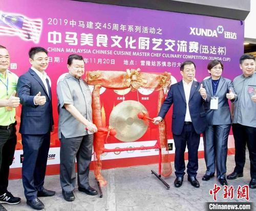 中国侨网图为两国厨师相互交流。(陈悦/摄)