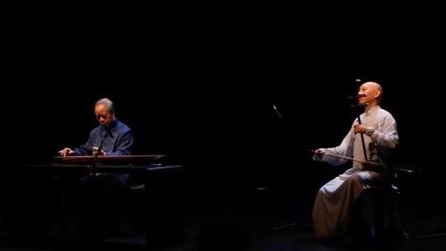 中国侨网李祥霆和果敢合作演奏《酒狂》。(法国《欧洲时报》/欧文 摄)