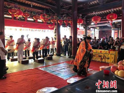 中国侨网资料图:信众拜谒广泽尊王。 郭斌 摄