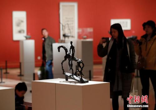 中国侨网11月26日,由中国美术馆主办的“自知者明——熊秉明艺术展”在中国美术馆开幕。展览展出熊秉明雕塑、油画、版画、速写、水墨、书法、剪纸等众多艺术门类作品百余件,通过“行始之归”“塑者之述”“生活如斯”三个部分较为全面地展现了熊秉明先生的艺术人生与哲学思考。熊秉明(1922—2002年),云南人,生于南京。著名法籍华人艺术家、哲学家。熊秉明旅法五十余年,其作品融贯中西方,形成了鲜明的个人风格,反映出中国艺术家在西方文化情境下的艺术创造。 中新社记者 杜洋 摄