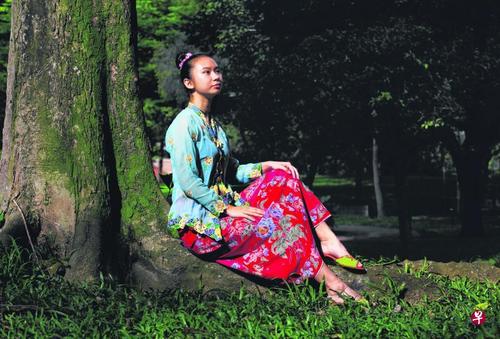 中国侨网小娘惹的长袖上衣叫做Baju Kebaya,这是从早期的传统长袍Baju Panjang演变过来的手绣蕾丝Kebaya。搭配长袖上衣的直筒裙叫Batik Sarong,和上衣一样,裙子也多绘以花鸟图案。(新加坡《联合早报》/梁麒麟 摄)
