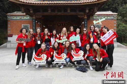 中国侨网来自加拿大、澳大利亚、泰国、巴西、瑞士等国的大学生足球队员在比赛间隙参观晋江五店市传统街区。　钟欣　摄