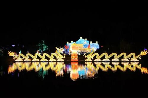 中国侨网“二龙戏珠”花灯。(法国《欧洲时报》/黄冠杰 摄)