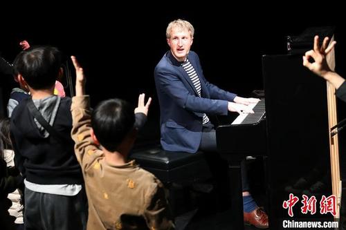 中国侨网编剧兼主演、英国爵士钢琴家Will Pickvance把“教育戏剧”的魔力发挥得淋漓尽致。　泱波　摄