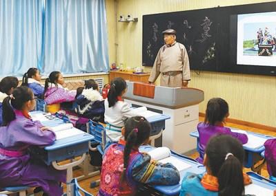 中国侨网金巴扎木苏在为孩子们讲《格斯尔》的故事。本报记者 张枨 摄  