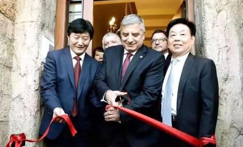 中国侨网希腊旅游部长塞奥哈里斯为雅典中医药中心剪彩。(欧联网/梁曼瑜 摄)