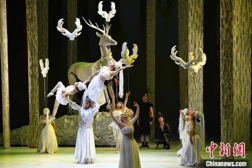 中国侨网    《九色鹿》是中国国家艺术基金资助项目，剧情取材于莫高窟第257窟壁画本生故事画《鹿王本生图》，讲述了九色鹿王救了落水将要淹死的人反被此人出卖，历经题材改编再创作，全新演绎了一个关于真善美的故事。　杨艳敏　摄