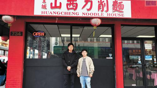 中国侨网黄西泽(右)和彭文博成为推动“华埠美食街试点计划”的中坚力量。(美国《星岛日报》/马欣 摄)