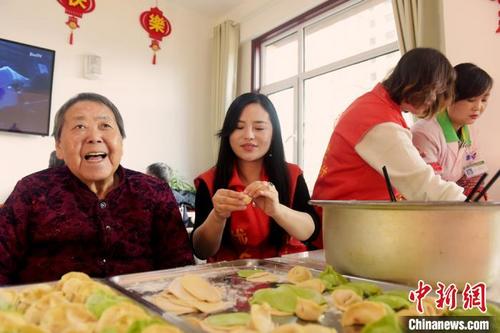 中国侨网俗语云：“十月一，冬至到，家家户户吃水饺。”　韦德占　摄