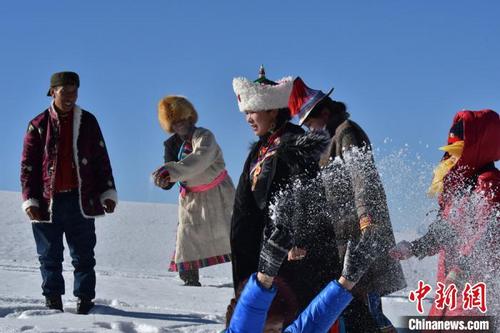 中国侨网12月21日,2019张掖祁连山冰雪运动嘉年华活动暨第七届金张掖冰雪旅游文化节活动启幕。 武雪峰 摄