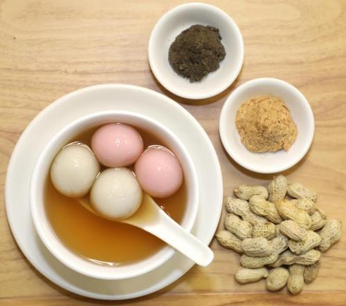 中国侨网味香园坚持保留传统手艺,手搓自制汤圆。(新加坡《联合早报》/陈斌勤 摄)