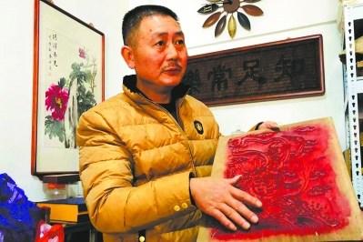 中国侨网颜仕国展示传统木版“魁星点斗”。 陈志远 摄