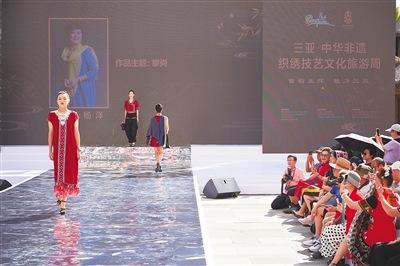中国侨网图为中国·三亚黎锦旗袍佳人大赛模特走秀。