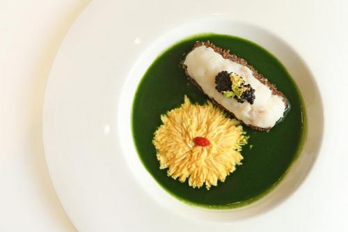 中国侨网养生绿液辽参,还有一块“豆腐花”,展现精致刀法。(新加坡《联合早报》/龙国雄 摄)