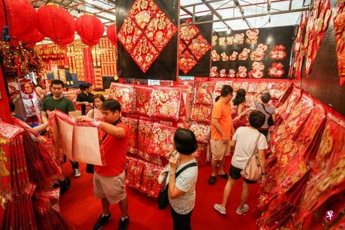 中国侨网距离华人农历新年只剩不到一个月，不少人已前往牛车水选购新年装饰。（新加坡《联合早报》/叶振忠 摄）