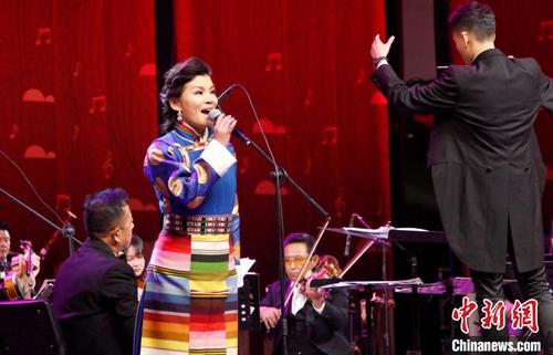 中国侨网图为西藏著名歌唱家次仁央宗为大家演唱歌曲《我们的西藏》。　赵朗　摄